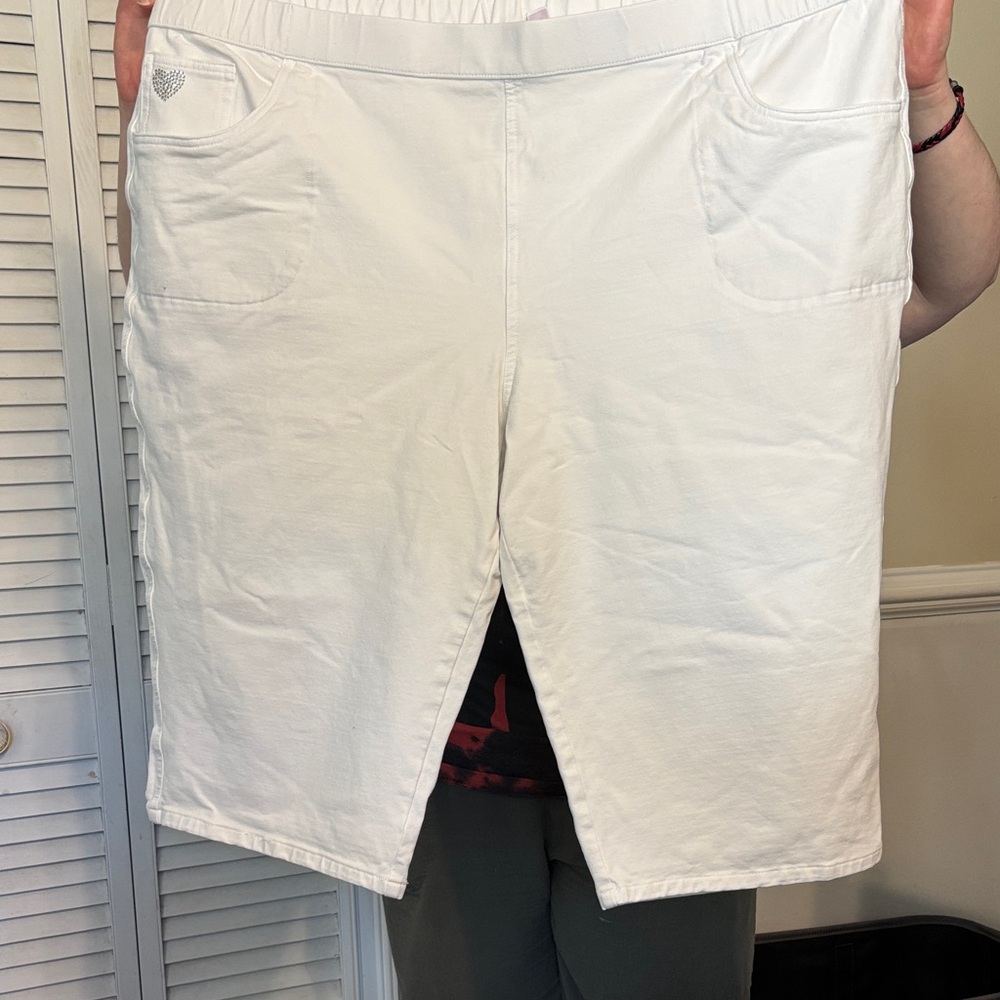 Elegant White Women's Bermuda Shorts